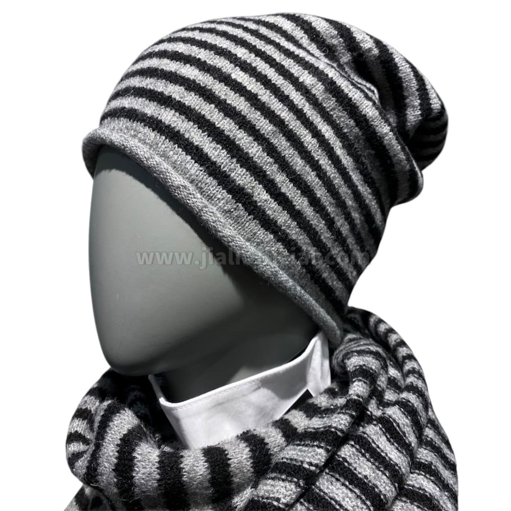 CAPPELLO RIGATO NERO.GRIGIO